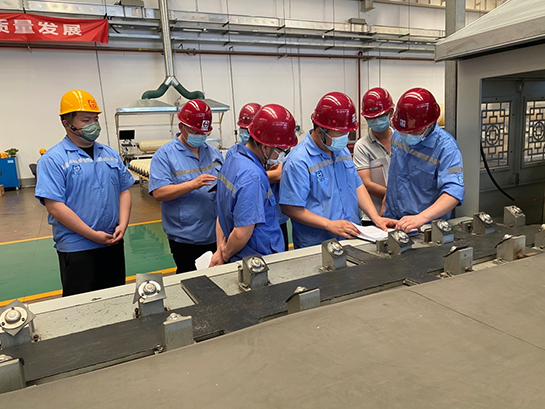 天海工業(yè)黨委書(shū)記、董事長(zhǎng)李俊杰深入四型瓶車間調(diào)研指導(dǎo)工作 (1).png